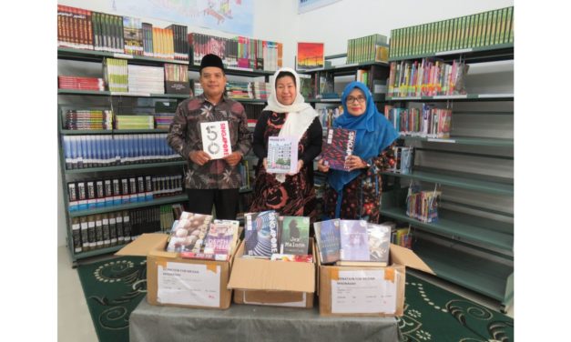 MTSN-2 Medan Library Receives Books Donated by the Singapore Consulate