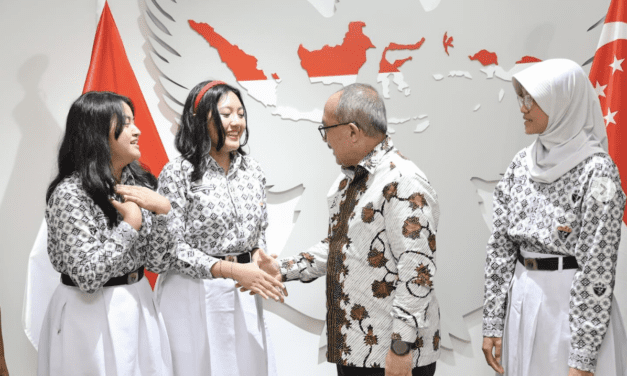 Ambassador Suryo Pratomo Celebrates Jakarta High School Students’ Success at AIGC-Singapore 2024