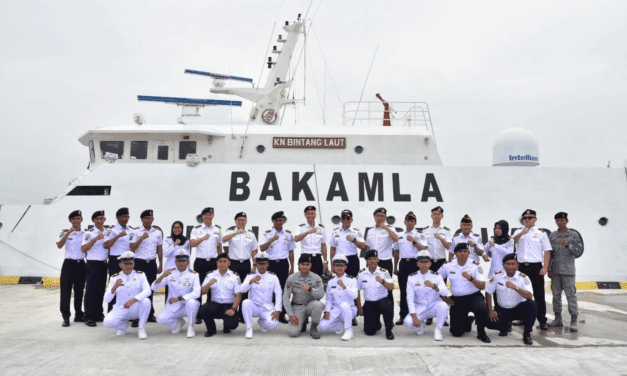 Singapore Navy Commander Tours Indonesian Patrol Vessel KN Bintang Laut-401 in Jakarta